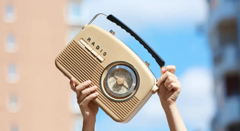 Retro Radio | Klassisches Design moderner Inhalt