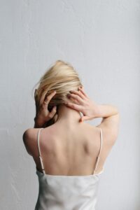 Blondine mit Nackenverspannungen